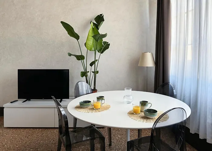 Venice Central Luxury Suite ~ Jacuzzi + Patio A/C