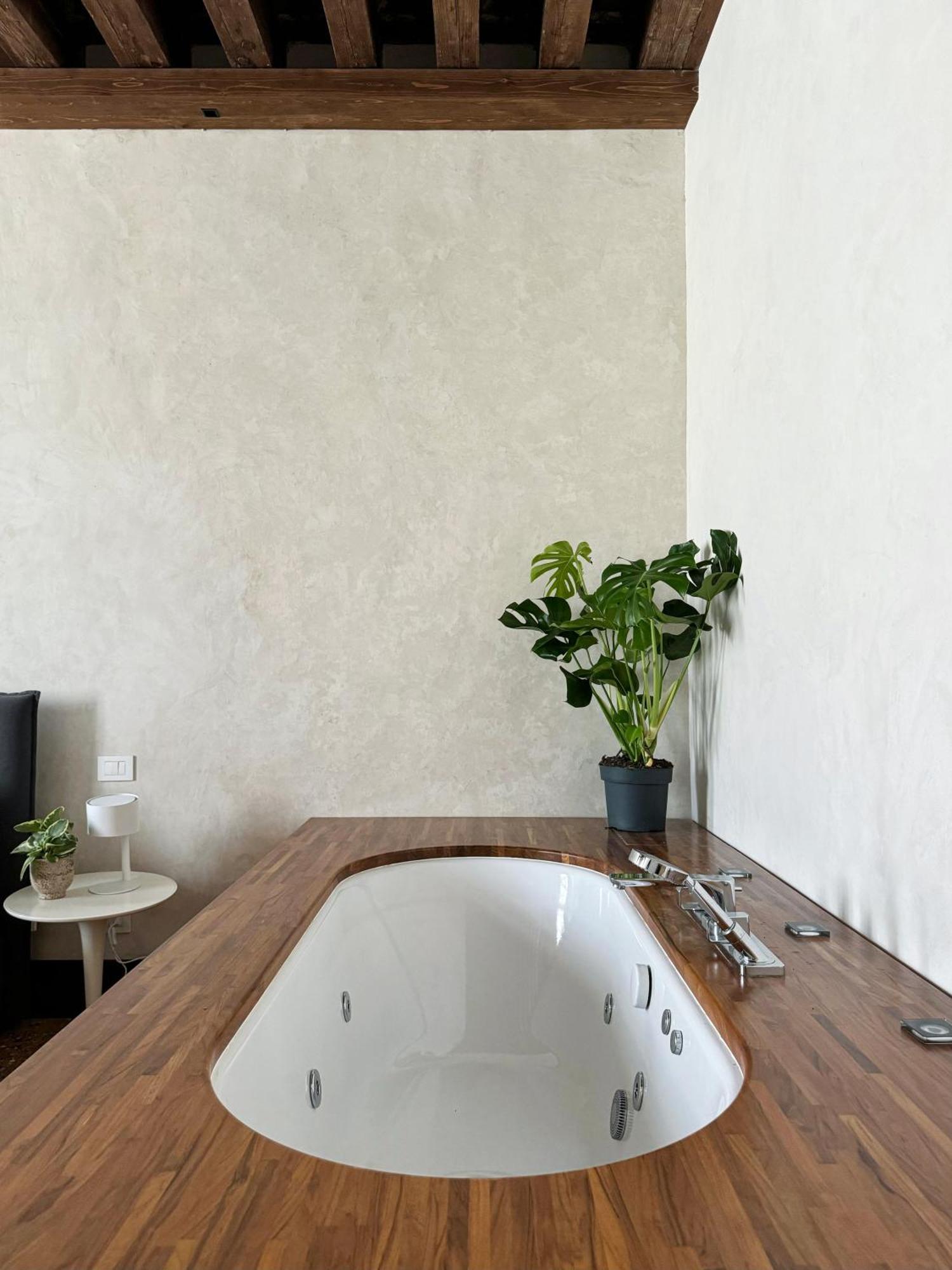 Apartment Central Luxury ~ Jacuzzi + Patio A/c