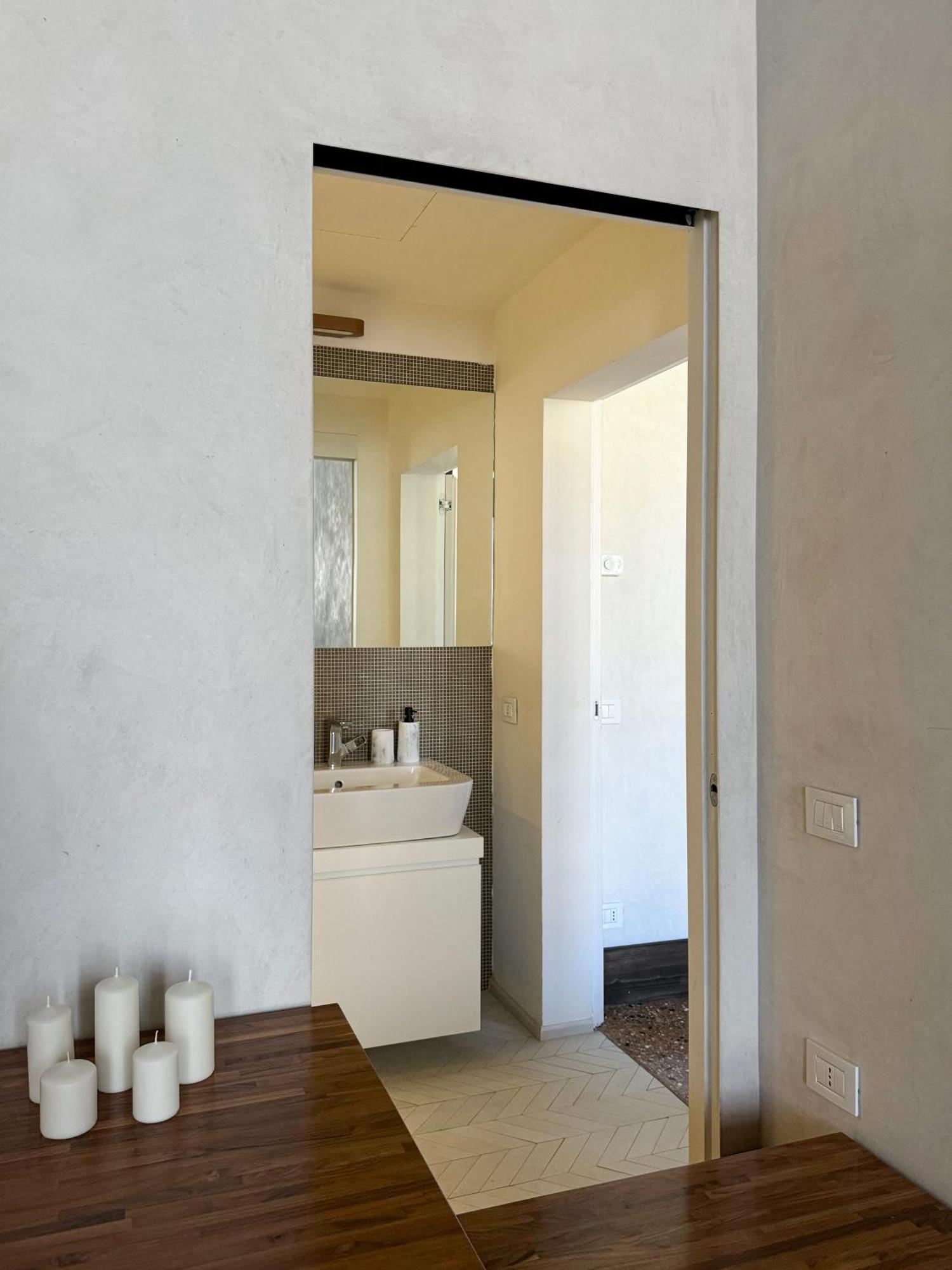Central Luxury ~ Jacuzzi + Patio A/c Apartment Venice
