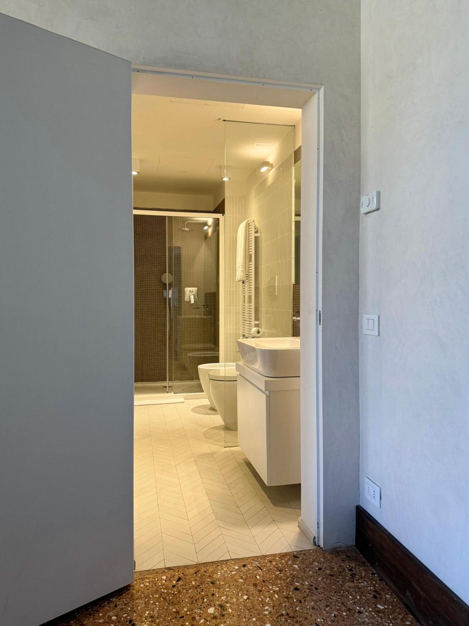 Apartment Central Luxury ~ Jacuzzi + Patio A/c