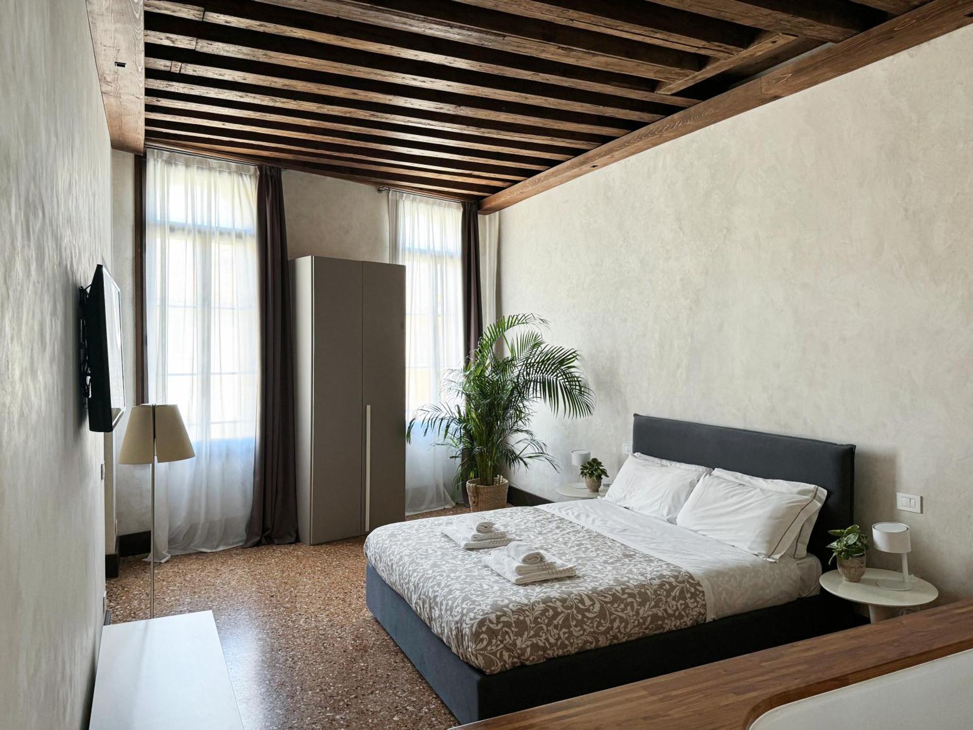 Apartment Central Luxury ~ Jacuzzi + Patio A/c *