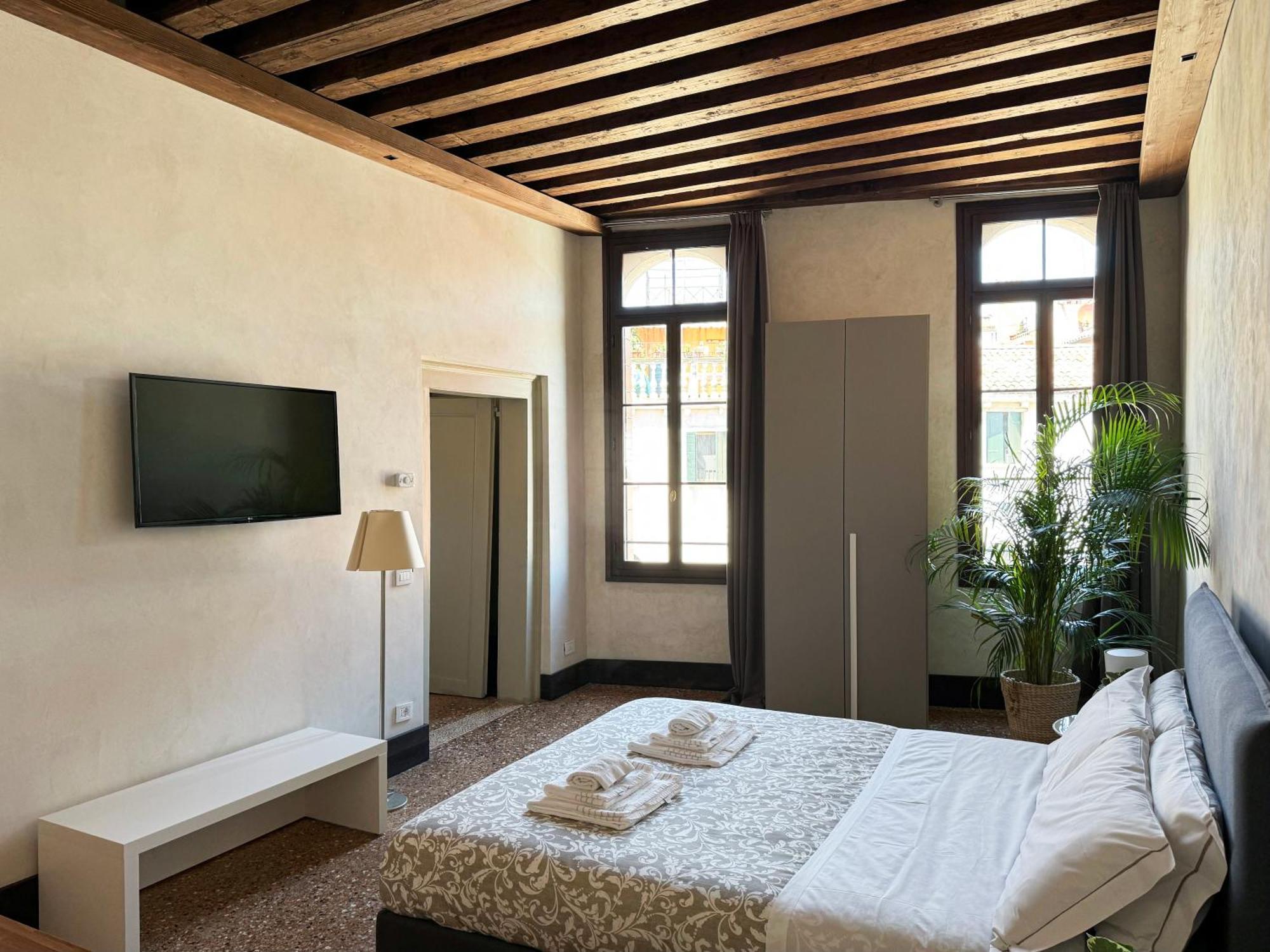Apartment Central Luxury ~ Jacuzzi + Patio A/c Venice