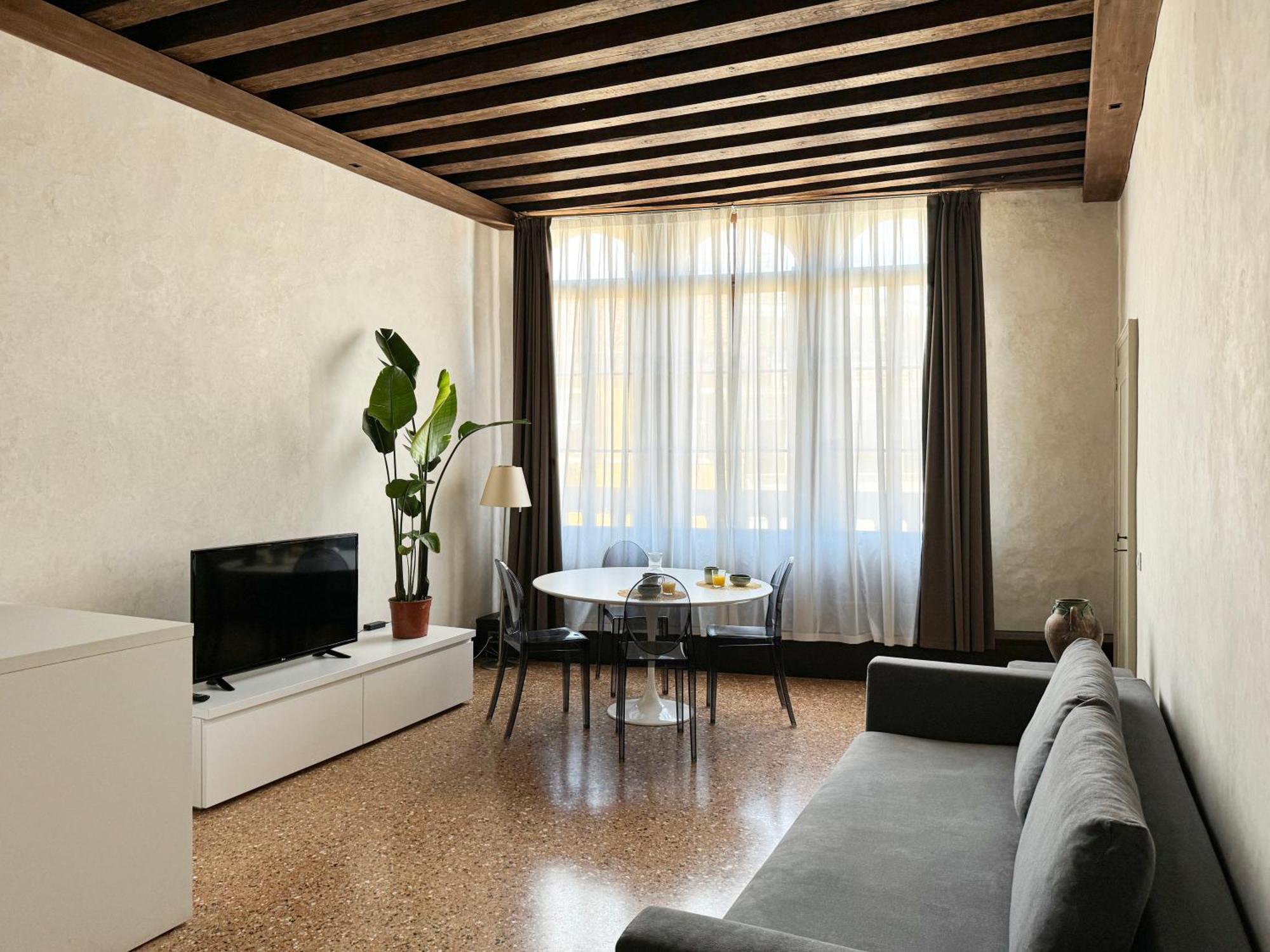 Central Luxury ~ Jacuzzi + Patio A/c Apartment *