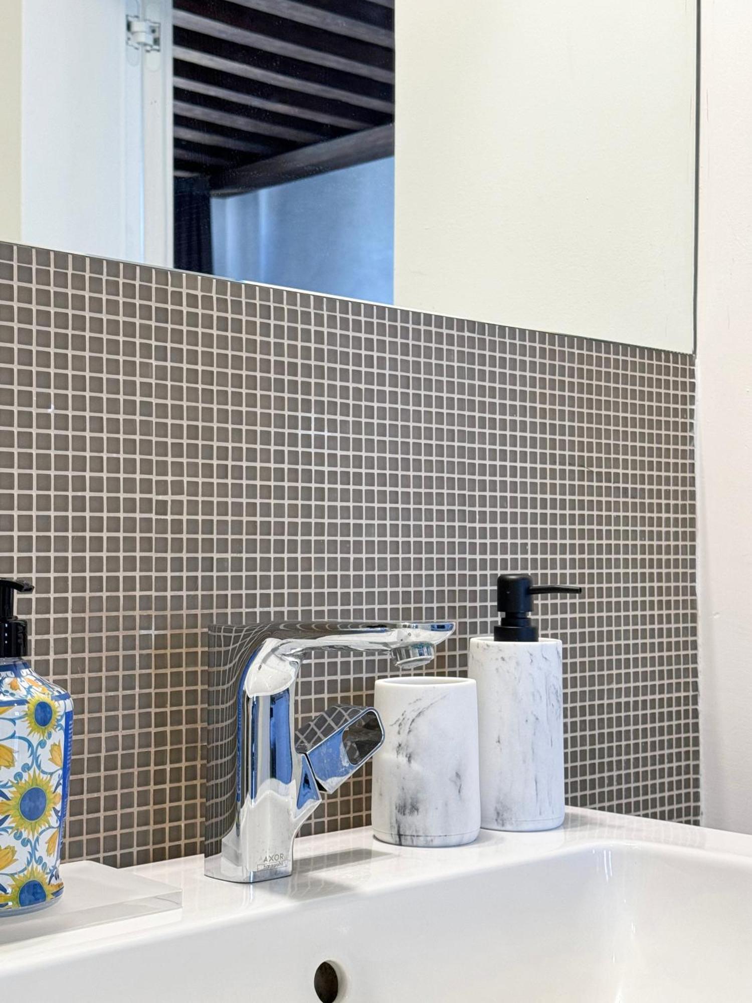 Apartment Central Luxury ~ Jacuzzi + Patio A/c