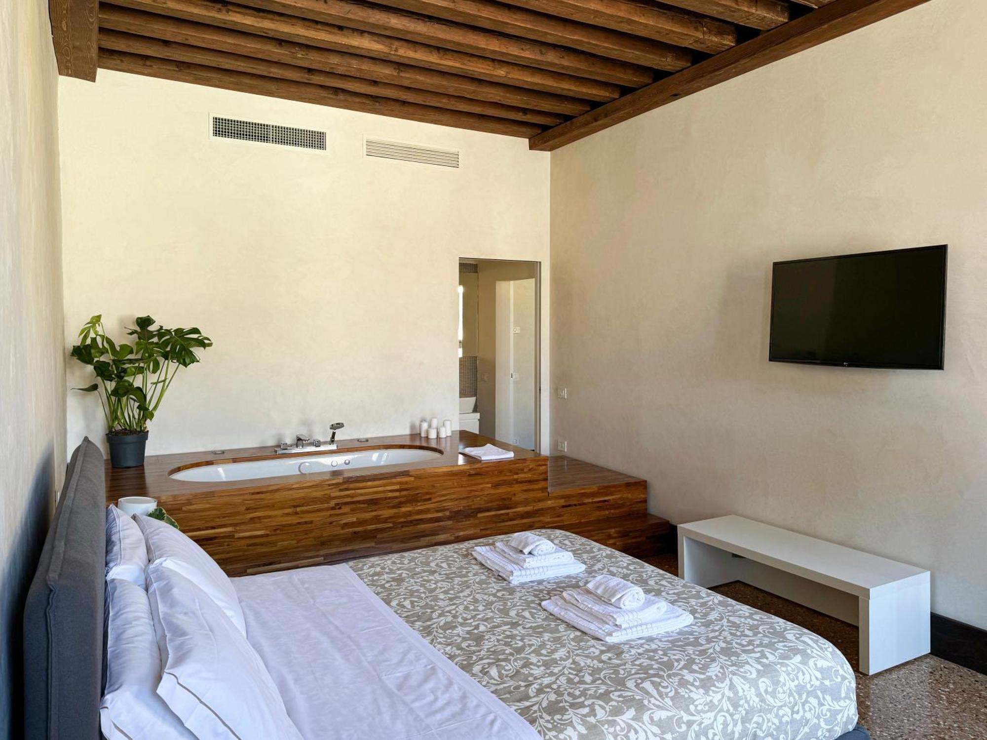 Apartment Central Luxury ~ Jacuzzi + Patio A/c Venice