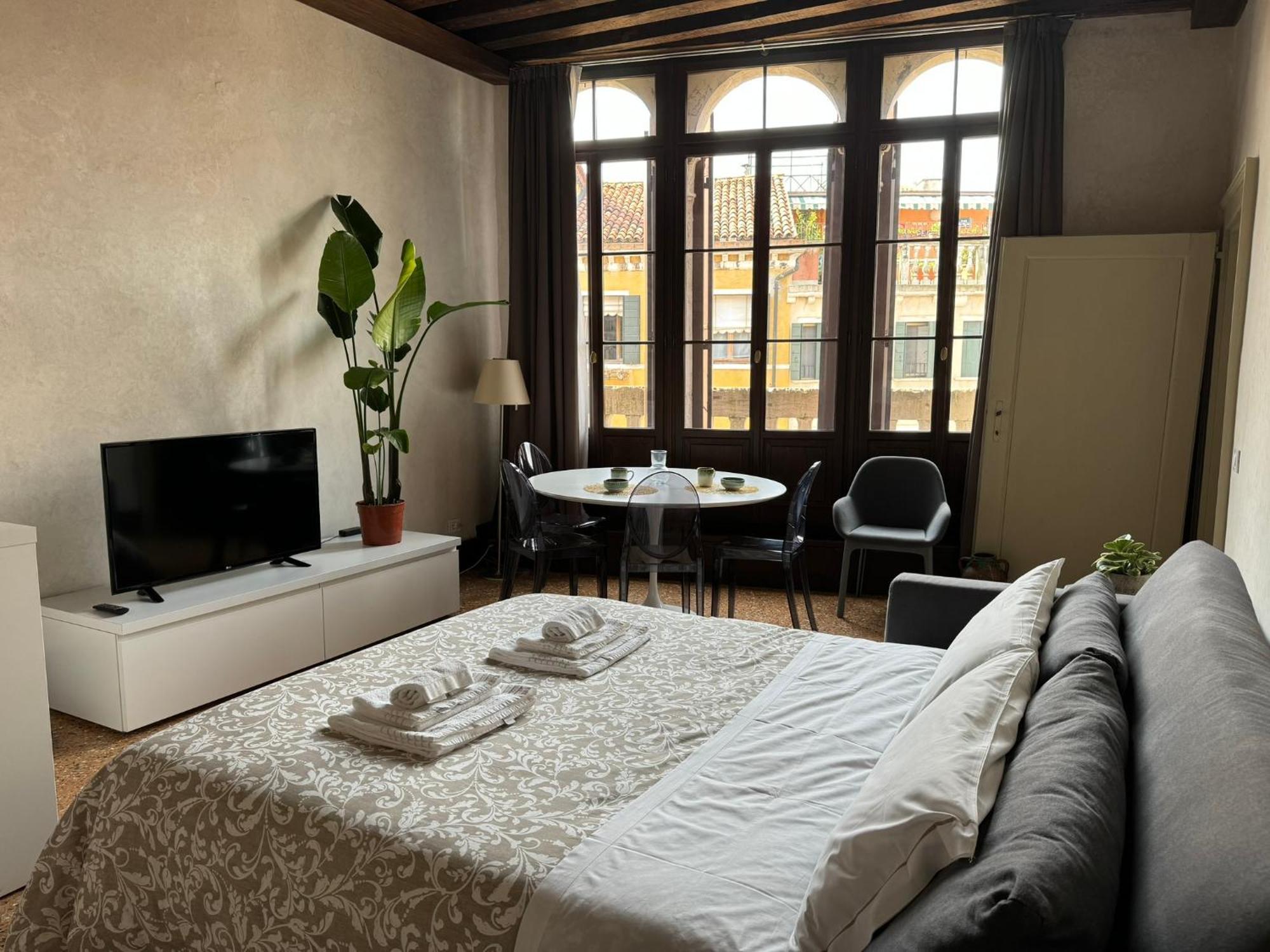 Central Luxury ~ Jacuzzi + Patio A/c Apartamento
