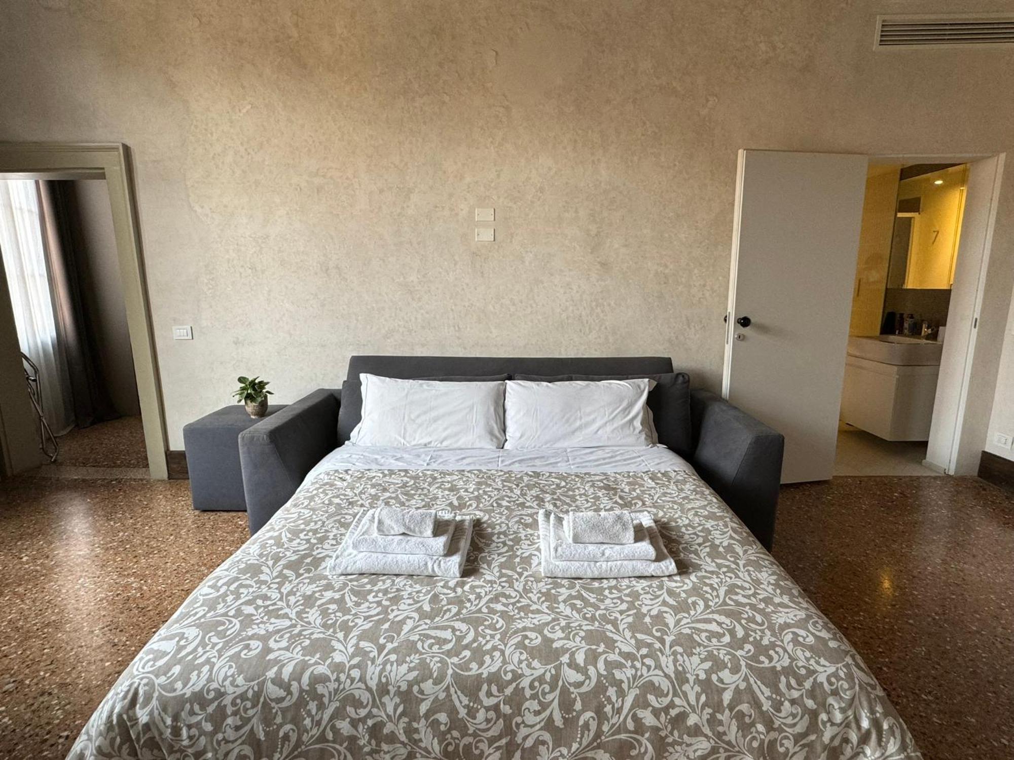 Apartment Central Luxury ~ Jacuzzi + Patio A/c *