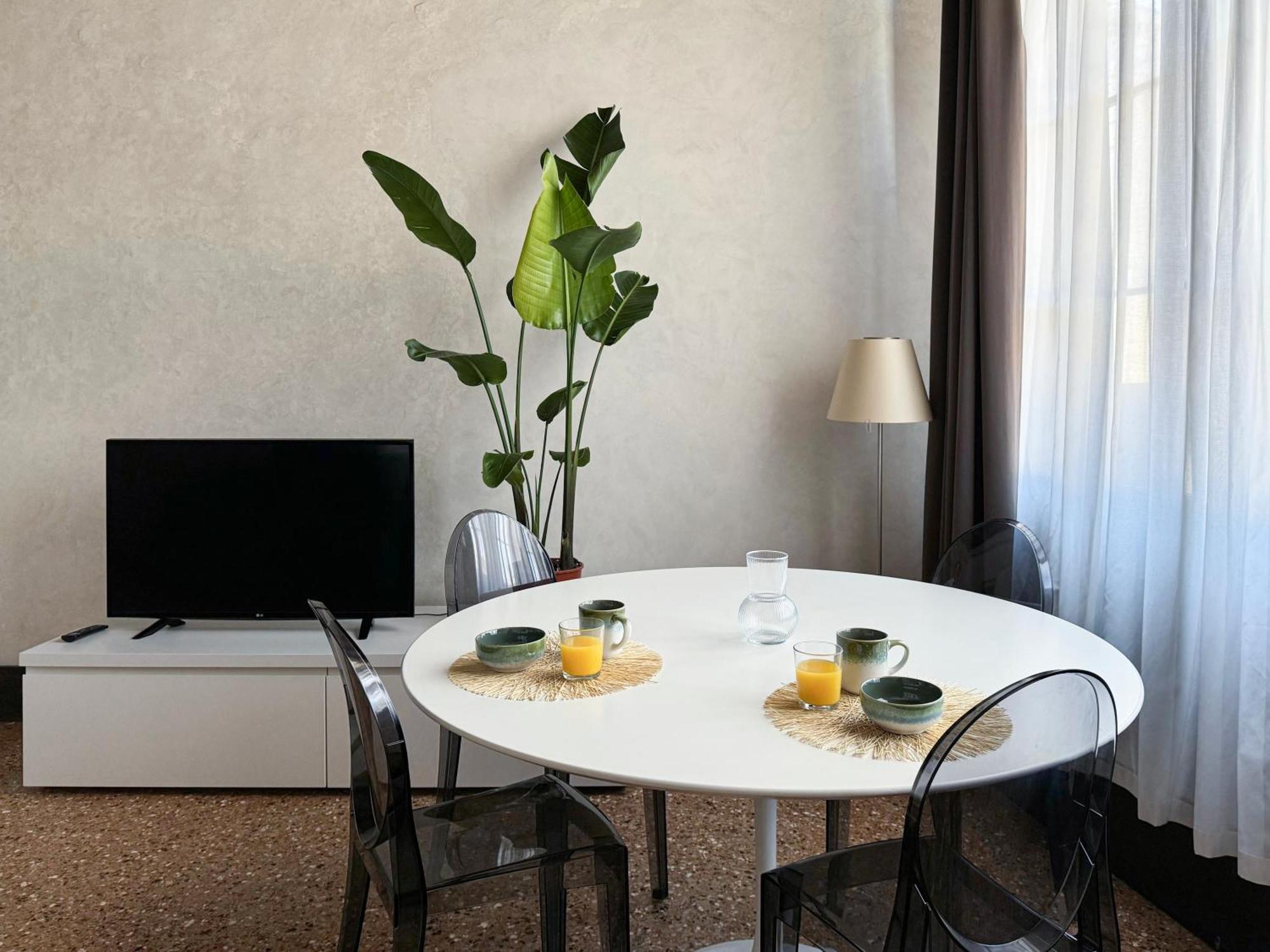Central Luxury ~ Jacuzzi + Patio A/c Apartment Venice