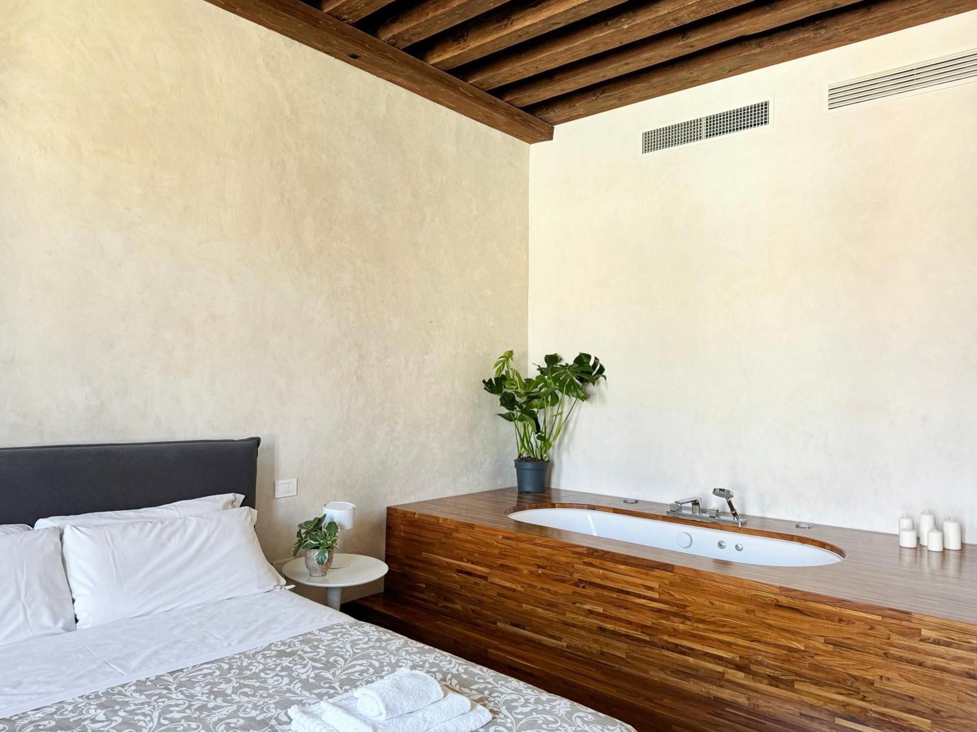 Central Luxury ~ Jacuzzi + Patio A/c * Venice