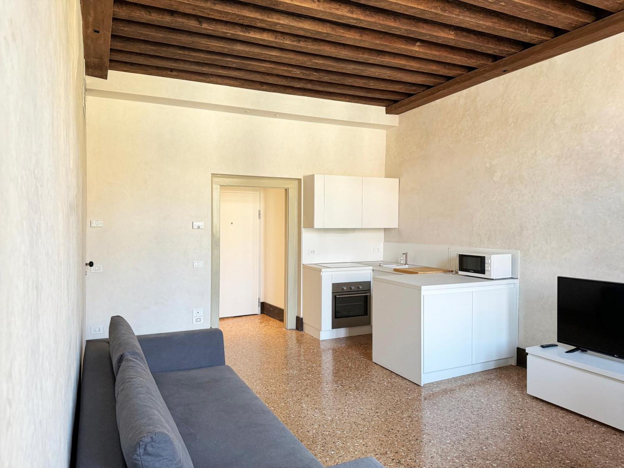 Central Luxury ~ Jacuzzi + Patio A/c Venice