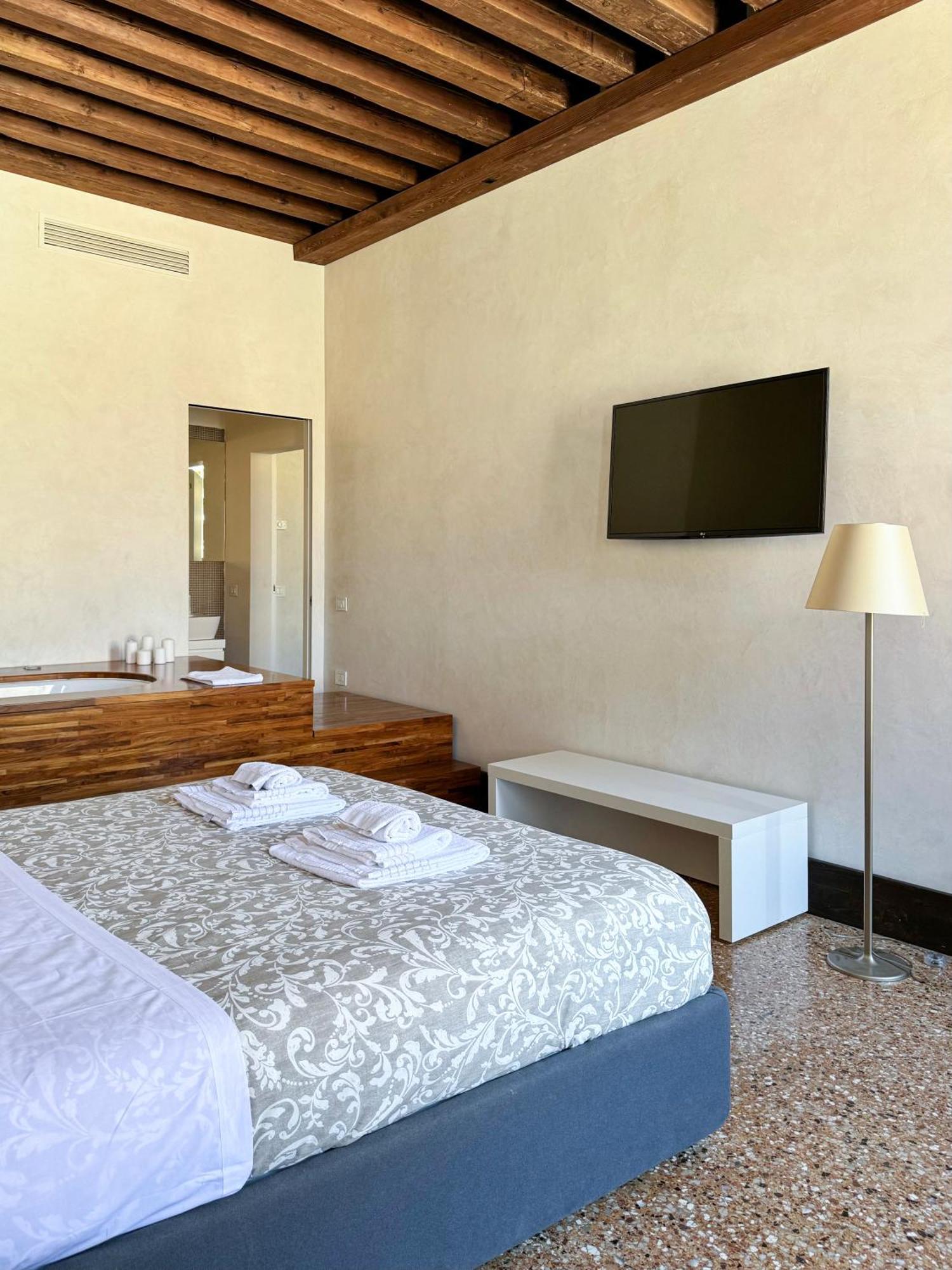 Apartment Central Luxury ~ Jacuzzi + Patio A/c