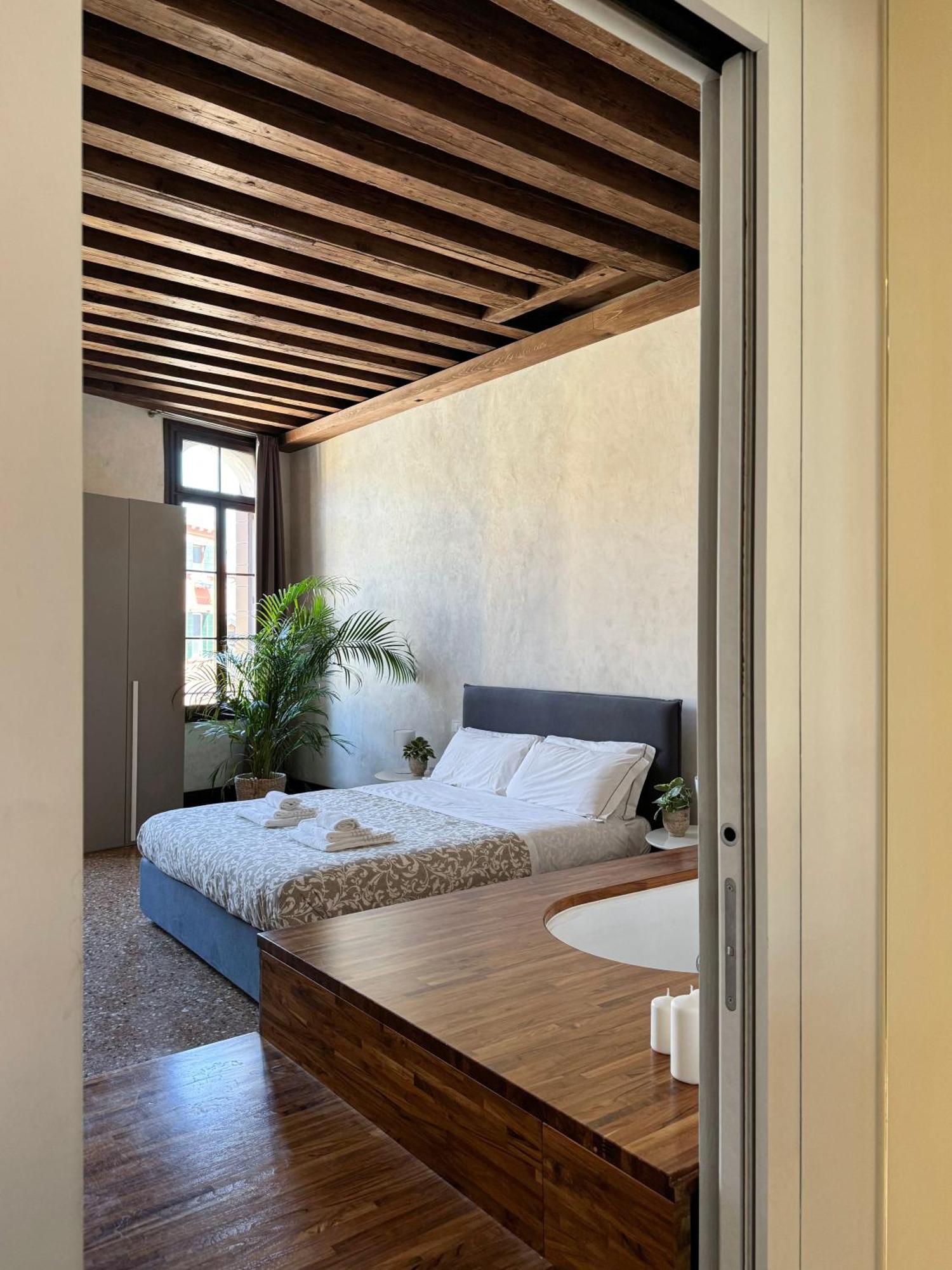 Apartment Central Luxury ~ Jacuzzi + Patio A/c *