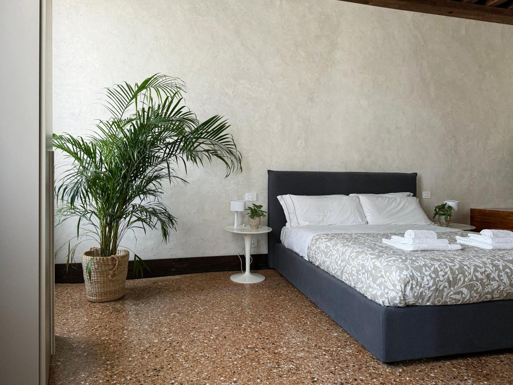 Central Luxury ~ Jacuzzi + Patio A/c * Venice