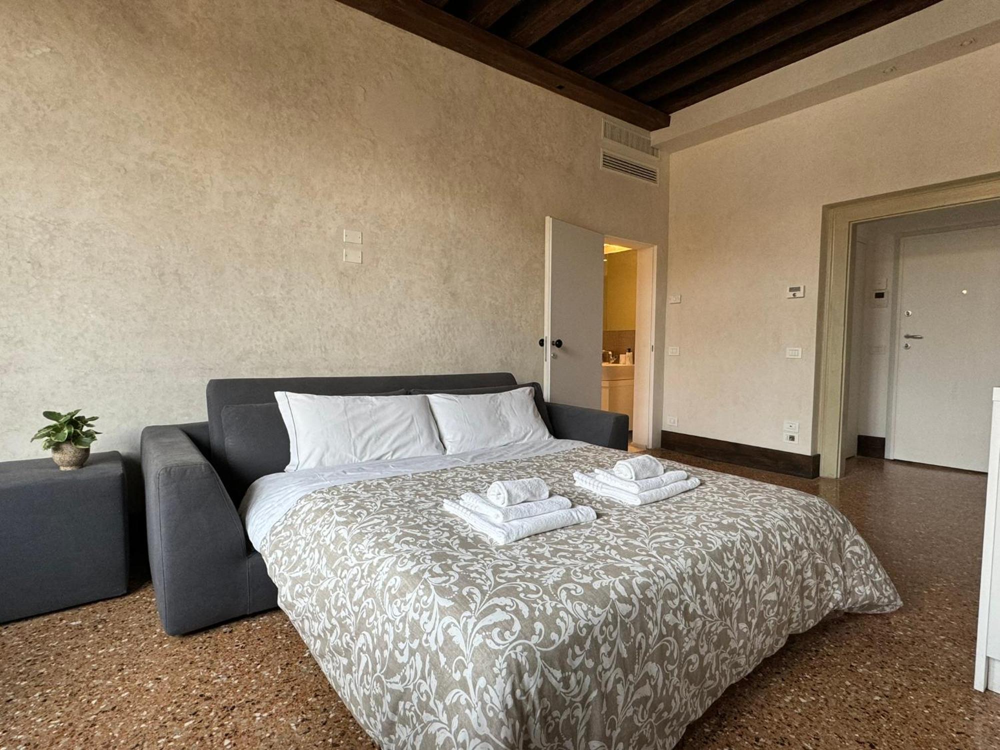 Apartment Central Luxury ~ Jacuzzi + Patio A/c